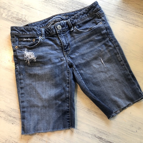 American Eagle Bermuda Shorts - Picture 1 of 7